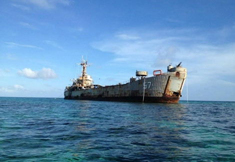 Xác chiến hạm Philippines cố tình đánh chìm tại bãi Cỏ Mây trong quần đảo Trường Sa của Việt Nam năm 1999 làm nơi đồn trú trái phép cho 1 tiểu đội thủy quân lục chiến. Trung Quốc đòi Philippines rút quân khỏi đây và rút đơn kiện Bắc Kinh, ông Aquino mới được thăm Trung Quốc. Xác chiến hạm Philippines cố tình đánh chìm tại bãi Cỏ Mây trong quần đảo Trường Sa của Việt Nam năm 1999 làm nơi đồn trú trái phép cho 1 tiểu đội thủy quân lục chiến. Trung Quốc đòi Philippines rút quân khỏi đây và rút đơn kiện Bắc Kinh, ông Aquino mới được thăm Trung Quốc.