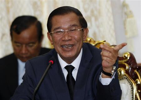Thủ tướng Campuchia Hun Sen mìm cười rạng rỡ trong buổi họp với Sam Rainsy, bất chấp việc CNRP tổ chức biểu tình gây sức ép. Thủ tướng Campuchia Hun Sen mìm cười rạng rỡ trong buổi họp với Sam Rainsy, bất chấp việc CNRP tổ chức biểu tình gây sức ép.