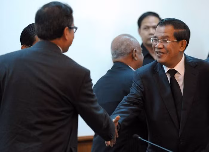 Hun Sen mỉm cười tiếp Sam Rainsy. Hun Sen mỉm cười tiếp Sam Rainsy.