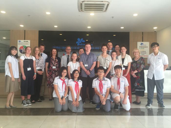 Những người bạn quốc tế và học sinh trường Ban Mai. Ảnh: NTCC Những người bạn quốc tế và học sinh trường Ban Mai. Ảnh: NTCC