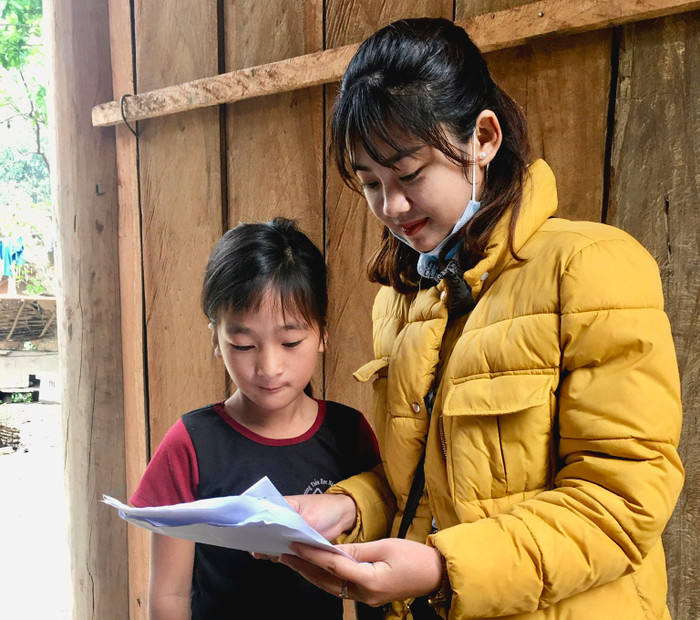 Nhiều học sinh bỏ học, cô Lệ mang bài tập đến và vận động học sinh trở lại trường. Ảnh: NVCC Nhiều học sinh bỏ học, cô Lệ mang bài tập đến và vận động học sinh trở lại trường. Ảnh: NVCC