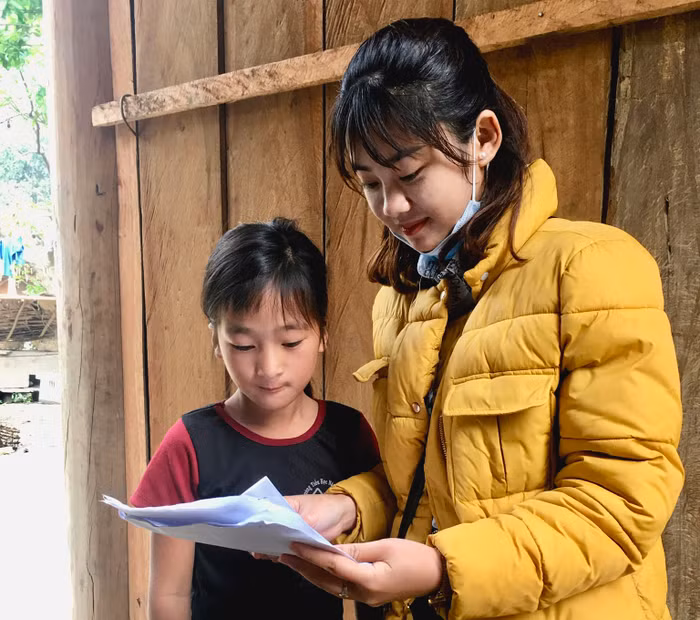 Nhiều học sinh bỏ học, cô Lệ mang bài tập đến và vận động học sinh trở lại trường. Ảnh: NVCC Nhiều học sinh bỏ học, cô Lệ mang bài tập đến và vận động học sinh trở lại trường. Ảnh: NVCC