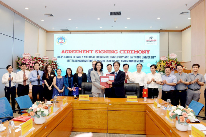 Trường Đại học Kinh tế Quốc dân và Đại học La Trobe ký kết Chương trình hợp tác đào tạo cử nhân ngành Tài chính và Quản lý. z4530814651610_59229e09d82d6e316fb679d0714ade8c.jpg