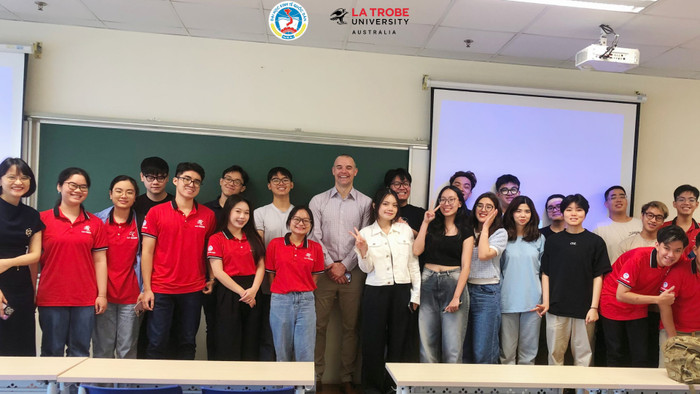 Giảng viên giảng dạy chương trình đều là giảng viên quốc tế hoặc các giảng viên hàng đầu của Trường Đại học Kinh tế Quốc dân, với ngôn ngữ sử dụng trong giảng dạy là tiếng Anh và đáp ứng được tiêu chuẩn của Đại học La Trobe yêu cầu. 1fb93b44e923497d1032.jpg