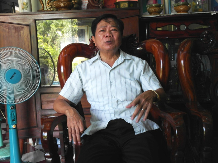 "Tui từng thấy thằng bé Trầm Bê đen nhẻm, gầy còm, bơi xuồng chở củi, có lần xuồng bị chìm tưởng chết…" - Ông Sơn Song Sơn. Ảnh: Dương Cầm "Tui từng thấy thằng bé Trầm Bê đen nhẻm, gầy còm, bơi xuồng chở củi, có lần xuồng bị chìm tưởng chết…" - Ông Sơn Song Sơn. Ảnh: Dương Cầm