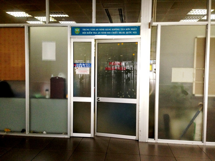 Ông Nguyễn Hữu Khai đã được đưa mau chóng vào Trung tâm An ninh Hàng không Tân Sơn Nhất, cách biệt với những hành khách bình thường khác đang làm thủ tục bên ngoài.