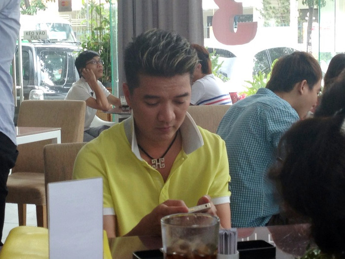 Anh nhắn tin liên tục... Anh nhắn tin liên tục...