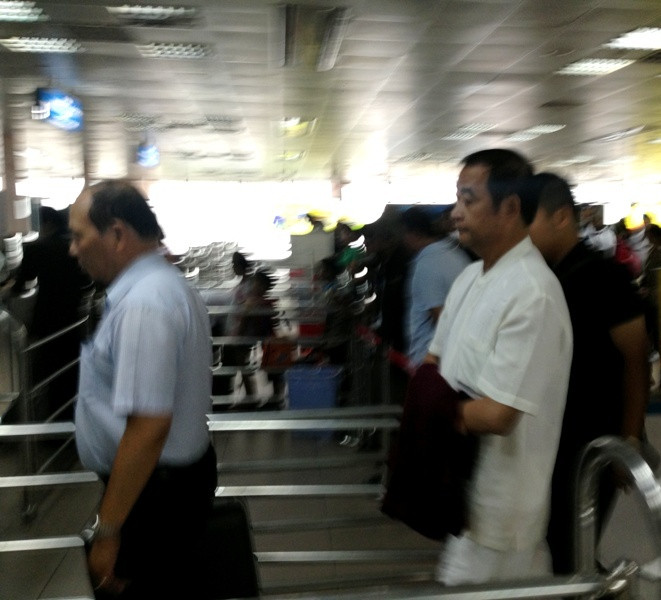 Tay bị còng, nhưng ông Khai đã che sự "bất thường" trước mắt mọi người bằng chiếc áo khoác.