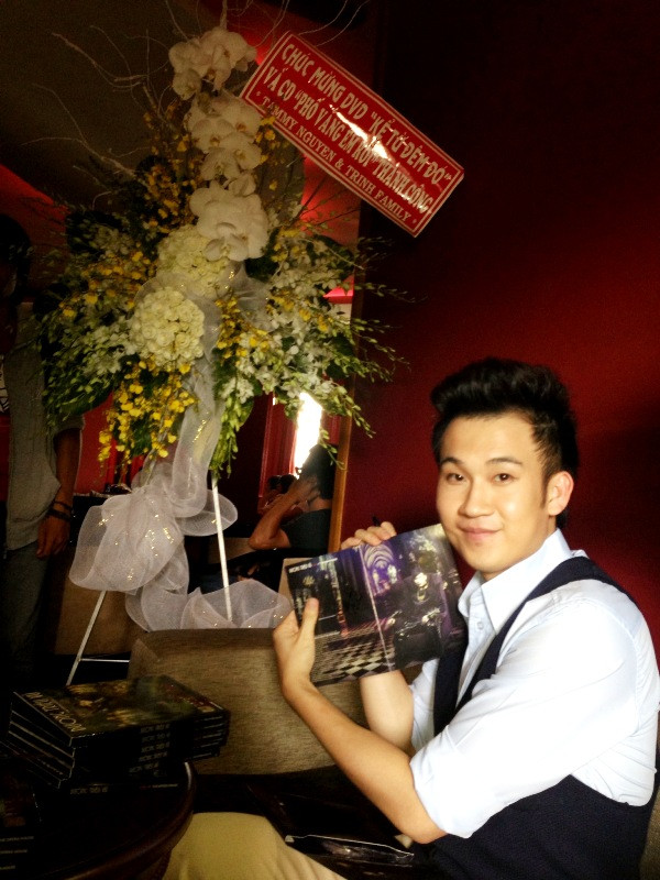 Dương Triệu Vũ xúc động: Album này được Vũ gọt giũa, ấp ủ suốt 2 năm qua. Vũ tin đây sẽ là sự đền bù xứng đáng dành cho khán giả yêu thương đã chờ đợi mình trong suốt một thời gian dài. ..." Dương Triệu Vũ xúc động: Album này được Vũ gọt giũa, ấp ủ suốt 2 năm qua. Vũ tin đây sẽ là sự đền bù xứng đáng dành cho khán giả yêu thương đã chờ đợi mình trong suốt một thời gian dài. ..."
