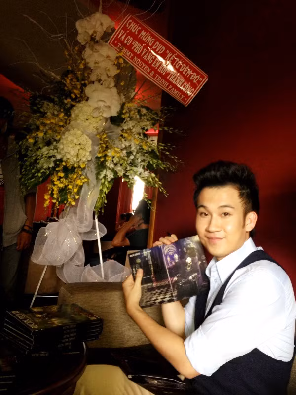 Dương Triệu Vũ xúc động: Album này được Vũ gọt giũa, ấp ủ suốt 2 năm qua. Vũ tin đây sẽ là sự đền bù xứng đáng dành cho khán giả yêu thương đã chờ đợi mình trong suốt một thời gian dài. ..."