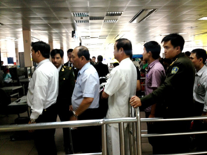 Khi thấy phóng viên chụp ảnh mình, ông Khai trừng mắt, sừng sộ: "Mày là đứa nào mà chụp ảnh tao?"