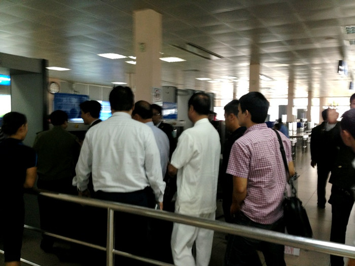 Một nhân viên an ninh nhắc nhở: "Đi mau cho kịp chuyến bay!". Ông Khai mới tiếp tục bước nhưng miệng vẫn lầm bầm khi phóng viên đã chụp ảnh mình.