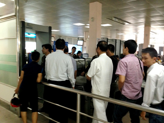 Trong lúc bước, ông Khai rất chú ý đến việc che giấu chiếc còng số 8 đang nằm trên tau mình trước mắt mọi người.