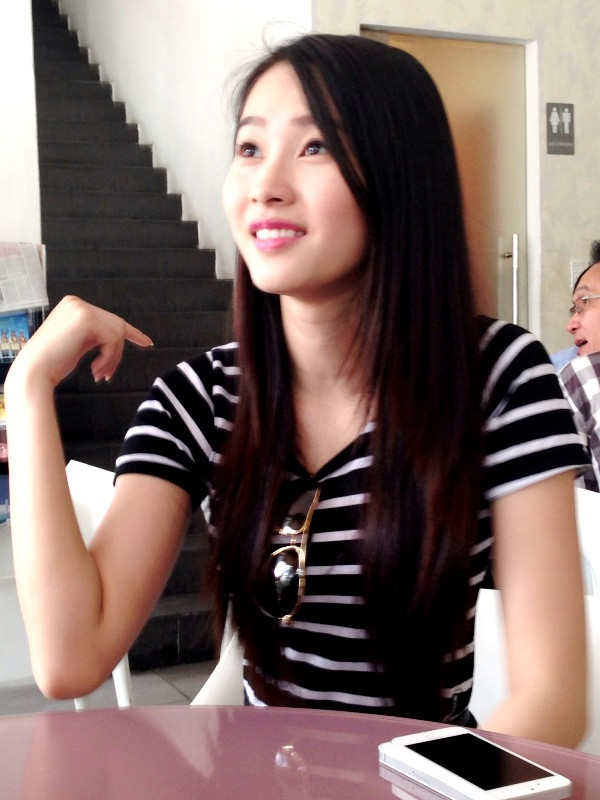 Khi phóng viên đề nghị chụp ảnh, đương kim Hoa hậu rất vui vẻ. Khi phóng viên đề nghị chụp ảnh, đương kim Hoa hậu rất vui vẻ.