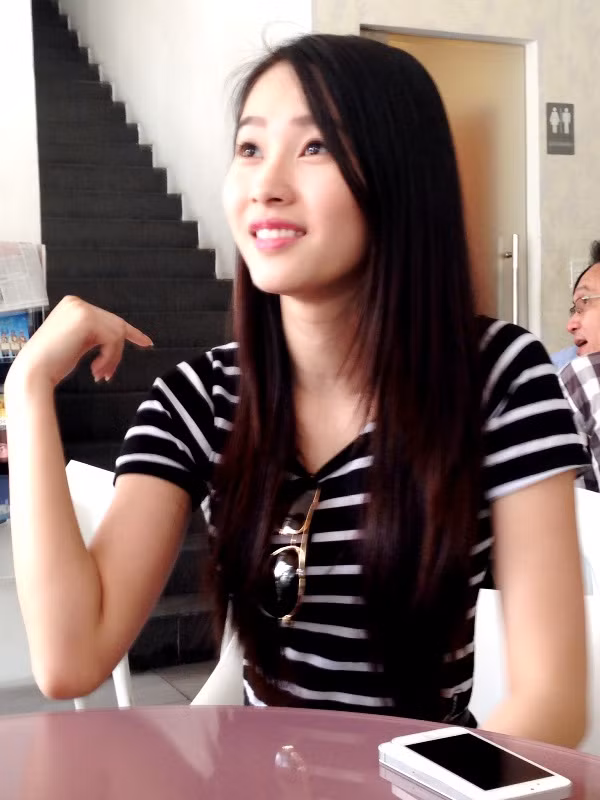 Khi phóng viên đề nghị chụp ảnh, đương kim Hoa hậu rất vui vẻ.