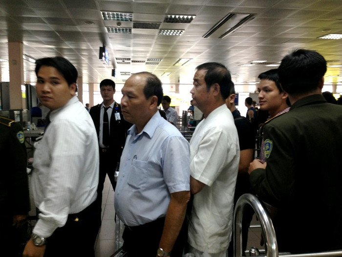 Ông Khai tỏ vẻ khó chịu vì phải xếp hàng...(Ông Nguyễn Hữu Khai mặc áo trắng đia phía sau cùng)