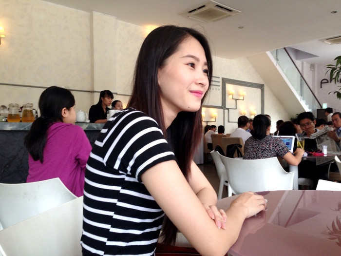 Cô gái sinh năm 1991, gốc Bạc Liêu này rất bẽn lẽn trong giao tiếp nhưng không mất đi bản tính thân thiện của người miền Tây sông nước. Cô gái sinh năm 1991, gốc Bạc Liêu này rất bẽn lẽn trong giao tiếp nhưng không mất đi bản tính thân thiện của người miền Tây sông nước.