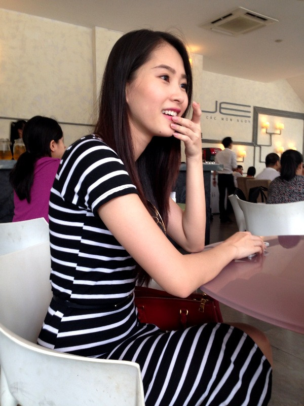 Cô bình dị trong trang phục, trang điểm nhẹ và hoàn toàn không đeo món nữ trang nào. Cô bình dị trong trang phục, trang điểm nhẹ và hoàn toàn không đeo món nữ trang nào.