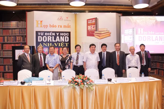 Thứ trưởng Bộ Thông tin và Truyền thông Đỗ Quý Doãn (thứ 5, từ phải sang) chụp ảnh cùng lãnh đạo công ty Văn Lang và các vị khách mời.