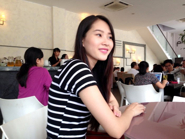 Thực khách vẫn vào ra, gần như ít ai nhận ra rằng, đương kim Hoa hậu của Việt Nam đang hiện diện trong quán. Thực khách vẫn vào ra, gần như ít ai nhận ra rằng, đương kim Hoa hậu của Việt Nam đang hiện diện trong quán.