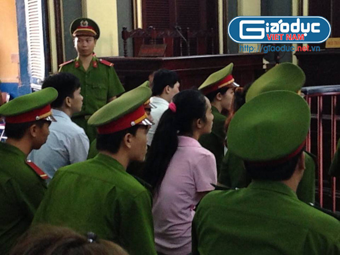 Bị cáo Mỹ Xuân đang ngồi chờ HĐXX xét hỏi