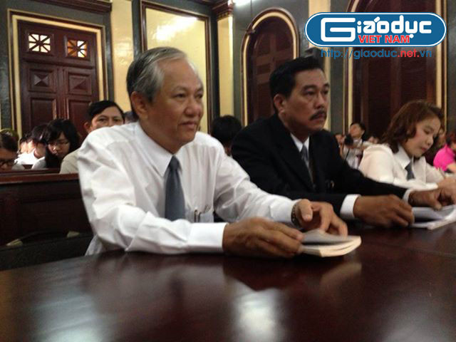 Các luật sư bào chữa cho các bị cáo có mặt tại phiên tòa từ rất sớm