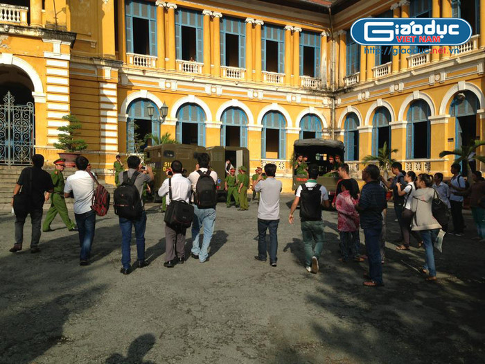 Những chiếc xe thùng của công an dẫn giải các bị cáo đến tòa