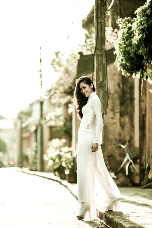 Trong một lần đi du lịch cùng những người anh thân thiết: Nhiếp ảnh gia Thôi Chí Dũng, chuyên viên trang điểm Hà Hùng Dũng, đạo diễn hình ảnh Vô Thường...Nhã Uyên đã bất ngờ đề nghị thực hiện bộ ảnh kỷ niệm.