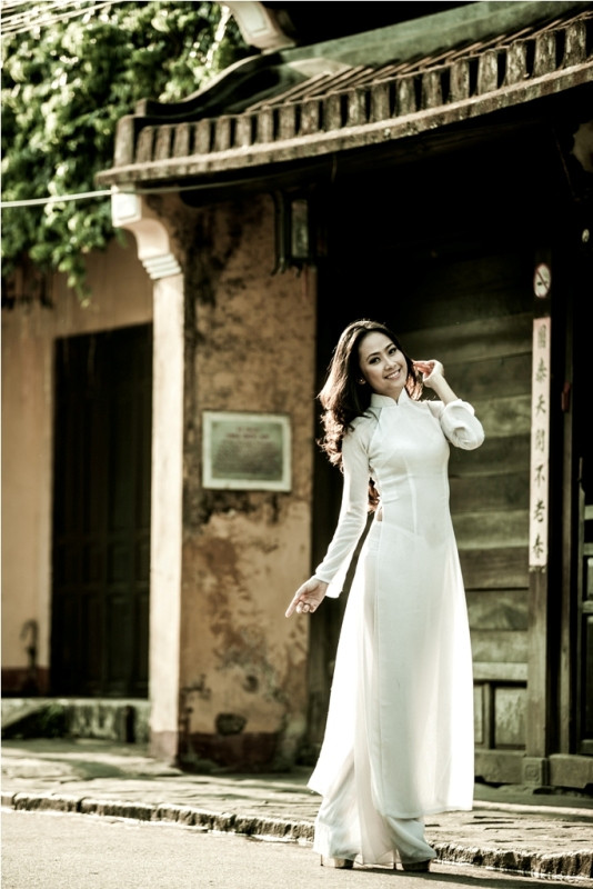 Nhưng gần đây, cô gái này đã đột ngột rẽ sang kinh doanh, mmở một quán bún đậu mắm tôm ở cố đô Huế.