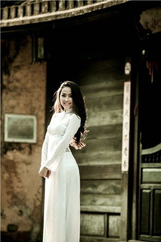 Nhiều du khách đã ngỡ Nhã Uyên là một nữ sinh, thướt tha giữa những con phố cổ hẹp của thành phố Hội An.
