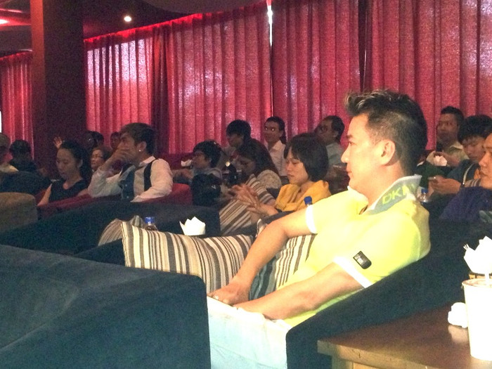 Đến lúc này, Mr Đàm mới tạm ngừng "tám", tập trung nghe đàn em Dương Triệu Vũ giới thiệu DVD "Kể từ đêm đó" và "Phố vắng em rồi". Đến lúc này, Mr Đàm mới tạm ngừng "tám", tập trung nghe đàn em Dương Triệu Vũ giới thiệu DVD "Kể từ đêm đó" và "Phố vắng em rồi".
