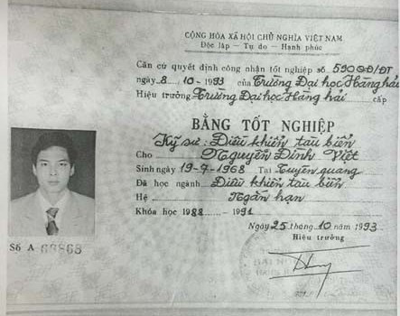 Bằng tốt nghiệp đại học "ngắn hạn" của ông Nguyễn Đình Việt. Bằng tốt nghiệp đại học "ngắn hạn" của ông Nguyễn Đình Việt.