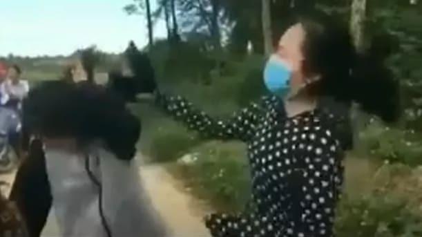 Nữ sinh dùng mũ bảo hiểm đánh liên tiếp vào đầu bạn. Ảnh cắt ra từ clip. Nữ sinh dùng mũ bảo hiểm đánh liên tiếp vào đầu bạn. Ảnh cắt ra từ clip.