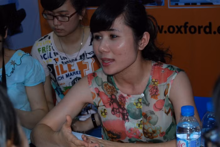 Các "gian hàng" việc làm tư vấn cho sinh viên.