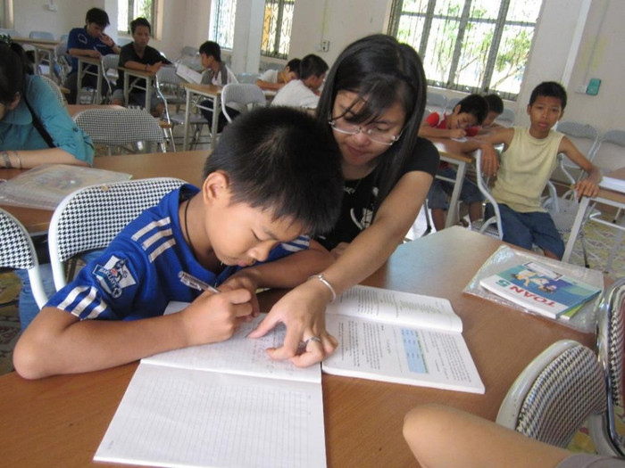 Nguyễn Thị Hoa rất thích tham gia các hoạt động tình nguyện và đã từng đi tình nguyện ở nhiều nơi, từng tham gia tiếp sức mùa thi.
