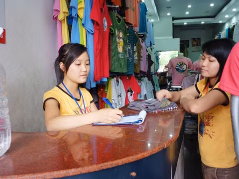 Sinh viên chúng tôi miệt mài tìm kiếm việc làm thêm