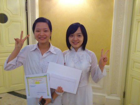 Thủ khoa Học viện Ngân hàng Nguyễn Khánh Linh (bên phải) Thủ khoa Học viện Ngân hàng Nguyễn Khánh Linh (bên phải)