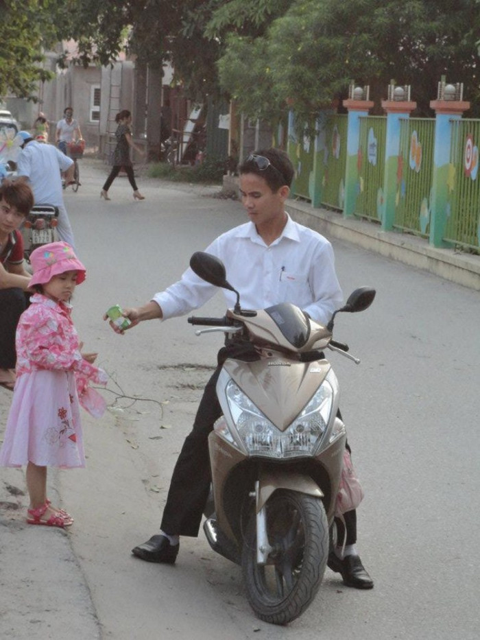 Phụ huynh này nhanh chóng mặc áo chống nắng, đội mũ và đưa cho con một hộp sữa để tránh nắng nóng phả vào người con. Phụ huynh này nhanh chóng mặc áo chống nắng, đội mũ và đưa cho con một hộp sữa để tránh nắng nóng phả vào người con.