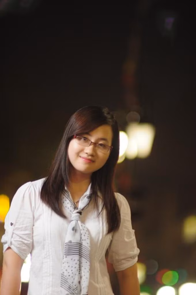 Hương thích đi du lịch, thích đọc sách,nấu ăn và tán gẫu với bạn bè