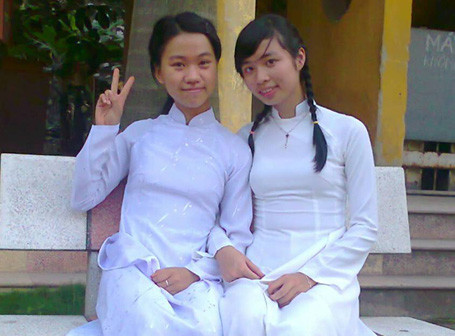 Thủ khoa ĐH Khoa học xã hội và nhân văn Trần Thị Bích Hường (bên trái) Thủ khoa ĐH Khoa học xã hội và nhân văn Trần Thị Bích Hường (bên trái)