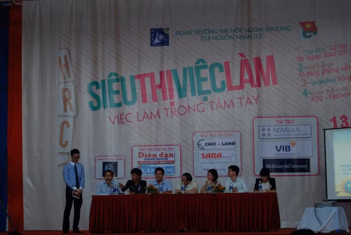 Ngày 13/5, siêu thị việc làm 2012 được tổ chức tại Trung tâm Hội chợ Triển lãm Giảng Võ, với sự tham gia của 50 doanh nghiệp trong khối tài chính, ngân hàng, kinh doanh…