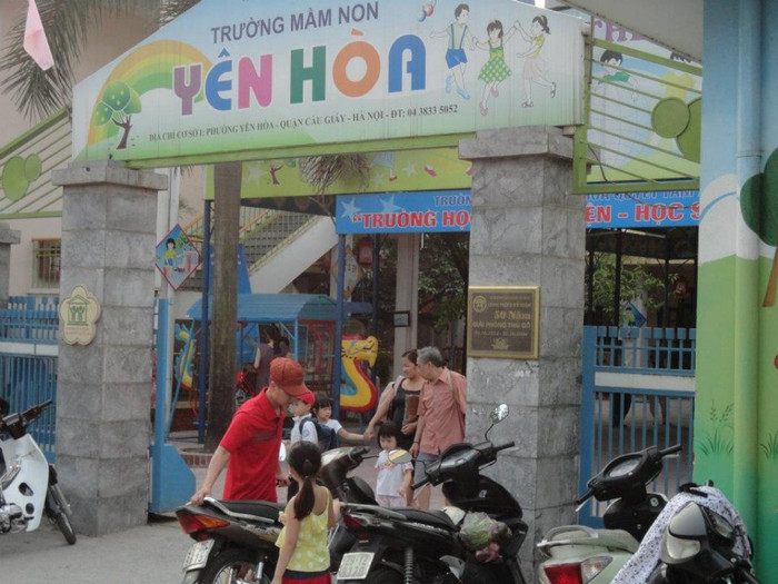 Hàng loạt phụ huynh phải bỏ xe trước cổng trường để vào sân trường tránh nắng và đợi con. Hàng loạt phụ huynh phải bỏ xe trước cổng trường để vào sân trường tránh nắng và đợi con.