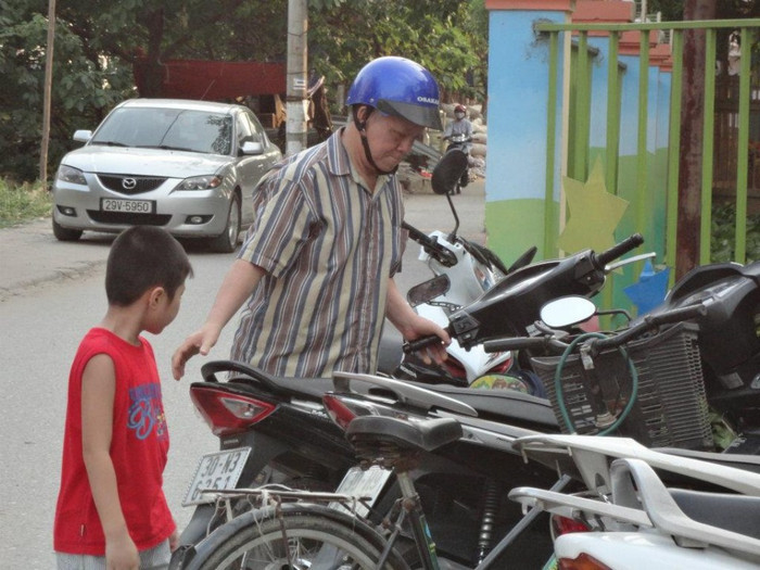 Ông cố gắng dắt xe ra nhanh thật nhanh để đưa cháu về. Ông cố gắng dắt xe ra nhanh thật nhanh để đưa cháu về.