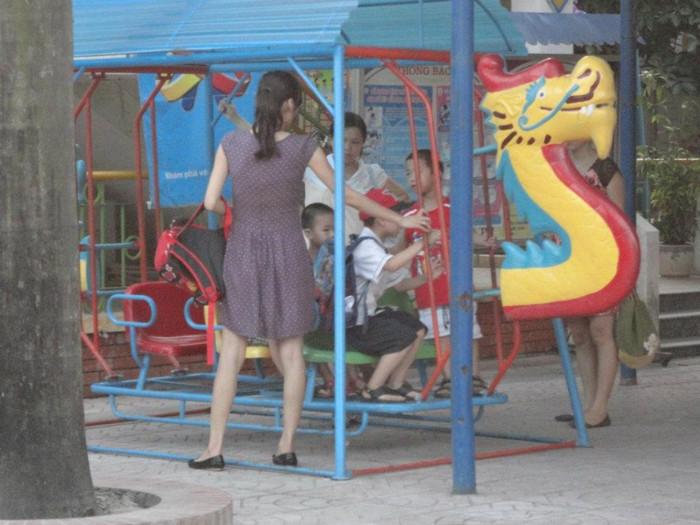 Có một số phụ huynh chọn giải pháp ở lại chơi thêm với con ở trường, đợi trời mát mới về. Có một số phụ huynh chọn giải pháp ở lại chơi thêm với con ở trường, đợi trời mát mới về.