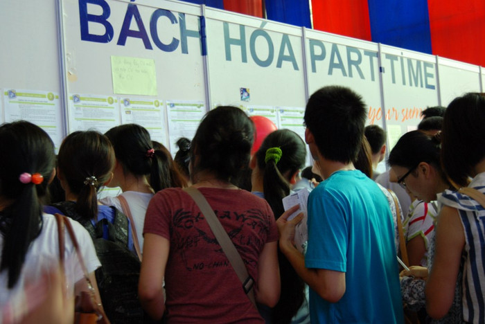 Đây là cơ hội cho hàng chục nghìn sinh viên, cử nhân kinh tế có cơ hội tìm kiếm việc làm. Sau 5 năm thực hiện, Siêu thị việc làm thu hút hơn 50.000 lượt sinh viên, cử nhân tham gia, gần 10.000 vị trí tuyển dụng của hơn 500 doanh nghiệp lớn. Đây là cơ hội cho hàng chục nghìn sinh viên, cử nhân kinh tế có cơ hội tìm kiếm việc làm. Sau 5 năm thực hiện, Siêu thị việc làm thu hút hơn 50.000 lượt sinh viên, cử nhân tham gia, gần 10.000 vị trí tuyển dụng của hơn 500 doanh nghiệp lớn.