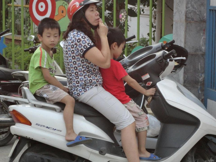 Người mẹ đón con xong nhanh chóng quay đầu xe để không bị tắc đường. Người mẹ đón con xong nhanh chóng quay đầu xe để không bị tắc đường.