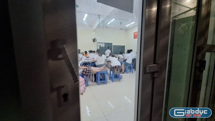 Một lớp dạy thêm học sinh tiểu học ở ngoài trường. Ảnh: Mạnh Đoàn gdvn-day-them-hoc-them-tai-truong-tieu-hoc-ngoc-khanh-14-9963-1-515-2597.jpg