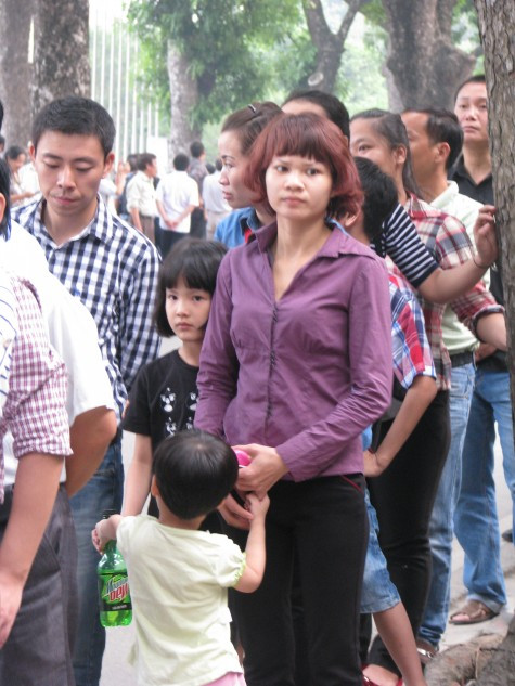 Một sinh viên ngồi lặng khi vừa được vào viếng Bác.