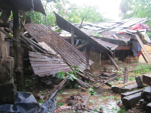 Túp lều của chị Lài sau bão Túp lều của chị Lài sau bão