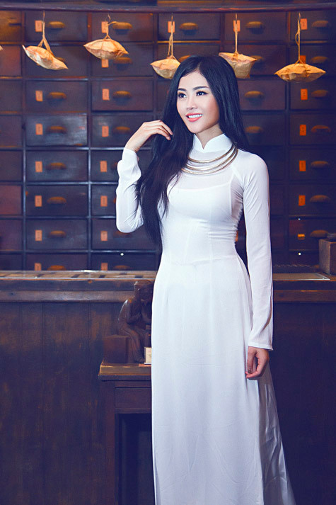 Nhắc đến Julia Hồ, người ta thường nghĩ ngay đến "hoa hậu ăn chơi". Nhưng xen kẽ những hình ảnh có phần mát mẻ được tung lên mạng thì liền ngay sau đó là những bộ hình mộc mạc và dịu dàng của Julia Hồ.